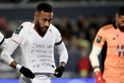 El delantero brasileño del Paris Saint-Germain, Neymar, muestra el mensaje en su camiseta tras su primer gol del partido durante el partido de fútbol francés L1 entre el FC Girondins de Bordeaux y el Paris Saint-Germain en el estadio Matmut Atlantique de Burdeos, en el suroeste de Francia. 6 de noviembre de 2021.