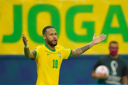 El delantero brasileño Neymar celebra tras anotar el primer gol en la victoria 4-1 ante Uruguay en el partido por las eliminatorias del Mundial, el jueves 14 de octubre de 2021, en Manaos. (AP Foto/Andre Penner)