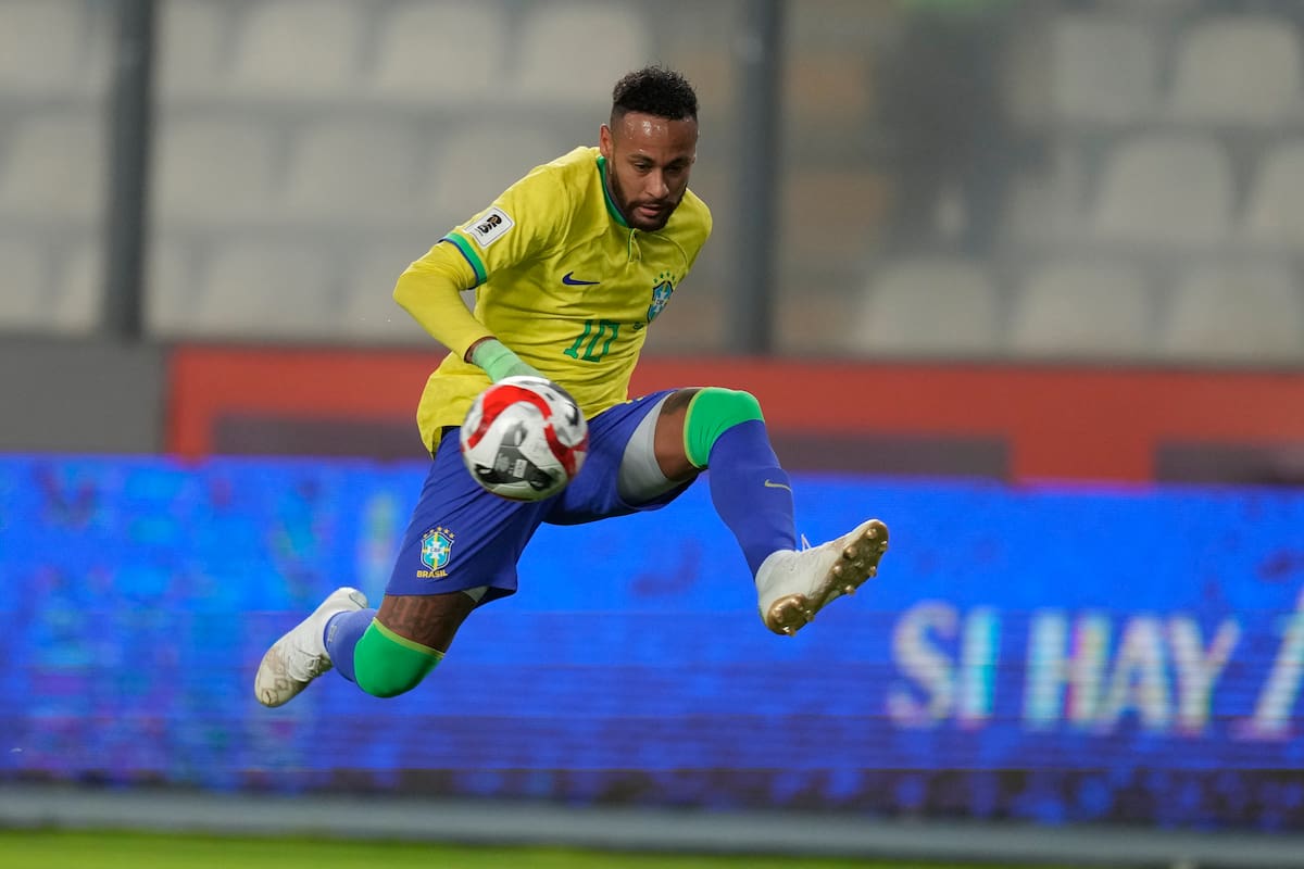 El delantero brasileño Neymar durante un lance del partido contra Perú por las eliminatorias del Mundial, el jueves 12 de septiembre de 2023, en Lima. (AP Foto/Martín Mejía)