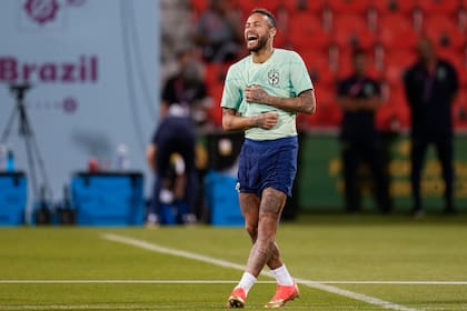 El delantero brasileño Neymar sonríe durante el entrenamiento del domingo en el estadio Grand Hamad de Doha, será titular en el duelo contra Corea de Sur por los octavos de final del Mundial
