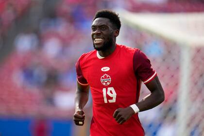 El delantero canadiense Alphonso Davies (19) en la segunda mitad de un partido de fútbol de la Liga de Naciones de la CONCACAF contra Trinidad y Tobago, el sábado 23 de marzo de 2024, en Frisco, Texas. (AP Foto/Julio Cortez)