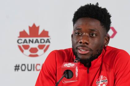 El delantero canadiense Alphonso Davies habla con los medios tras un entrenamiento en el Mundial, en Doha, Qatar, el 29 de noviembre de 2022. (Nathan Denette/The Canadian Press via AP)