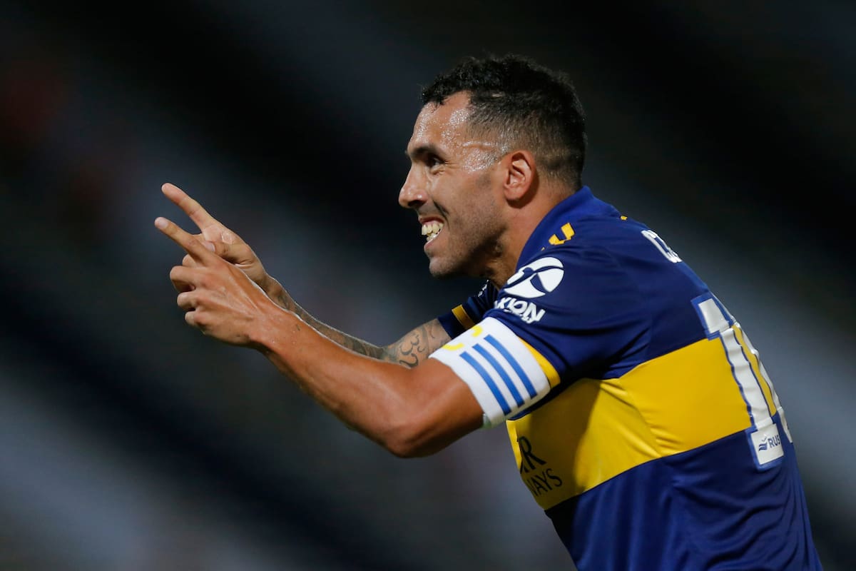 El delantero Carlos Tevez, de Boca, festeja su gol durante el partido que disputan el Club Atletico Talleres y el Club Atletico Boca Juniors