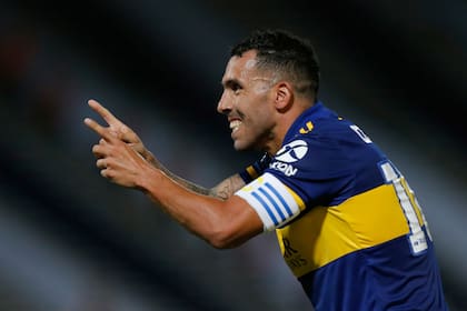 El delantero Carlos Tevez, de Boca, festeja su gol durante el partido que disputan el Club Atletico Talleres y el Club Atletico Boca Juniors