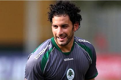 El delantero de 39 años dice que jugó en 34 equipos y quiere abrir el debate para sacarle la condición de plusmarquista a su colega uruguayo.