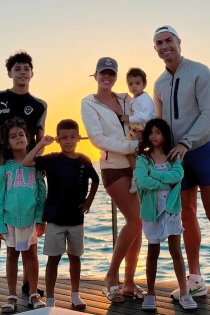 El delantero de
Al-Nassr Football Club con Georgina y sus hijos, Cristiano Jr., los mellizos Mateo y Eva, Aldana y Bella Esmeralda.