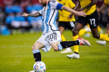 El delantero de Argentina Lionel Messi realiza un remate a gol en el partido amistoso ante Jamaica, el martes 27 de septiembre de 2022, en Harrison, Nueva Jersey. (AP Foto/Eduardo Munoz Alvarez)