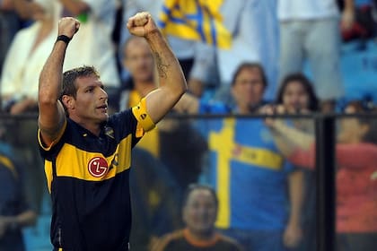 El delantero de Boca Junior, Martin Palermo celebra su gol contra el Arsenal durante un partido de fútbol de primera división de Argentina en el estadio La Bombonera, en Buenos Aires, el 12 de abril de 2010. Con este gol, Palermo rompe el récord anterior de 218 goles en Boca, que Roberto Cherro mant