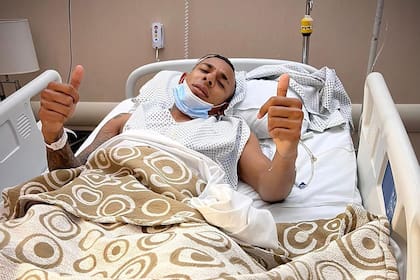 El delantero de Boca, Sebastián Villa, sufrió una dura lesión en su rodilla derecha, en el último encuentro frente a Atlético Tucumán, y hoy fue operado con éxito de su ruptura de menisco externo por el Doctor Batista.