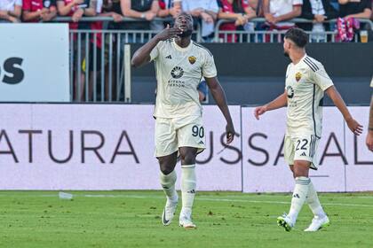 El delantero de la Roma Romelu Lukaku celebra tras anotar durante el partido de la Liga Italiana ante el Cagliari en el estadio Unipol Domus, en Cagliari, Italia. Domingo 8 de octubre de 2023. (Gianluca Zuddas/LaPresse via AP)