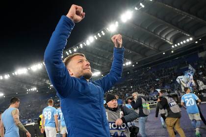 El delantero de Lazio Ciro Immobile celebra la victoria tras el partido ante Juventus en la Serie A, el 8 de abril de 2023, en Roma. (AP Foto/Alessandra Tarantino)
