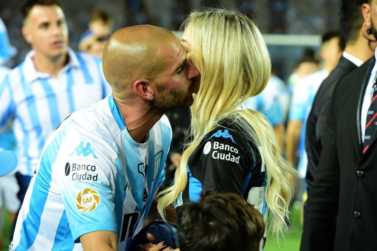 El delantero de Racing fue papá junto a su mujer Mechi Blanco. Crédito: Instagram