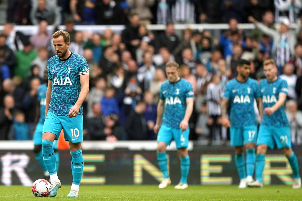 El delantero de Tottenham Harry Kane (izquierda) reacciona luego que Newcastle anotó un sexto gol en el partido de la Premier