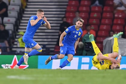 El delantero de Ucrania Artem Dovbyk celebra el gol de la clasificación ante Suecia en el estadio Hampden Park, en Glasgow. Locura.