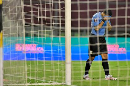 El delantero de Uruguay Luis Suárez reacciona durante el partido contra Venezuela por las eliminatorias mundialistas, el martes 8 de junio de 2021, en Caracas. (AP Foto/Matias Delacroix, Pool)