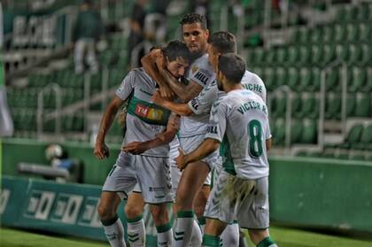 El delantero del Elche Pere Milla es abrazado por sus compañeros tras lograr el tanto del triunfo contra el Oviedo en la última jornada de la Segunda División de España