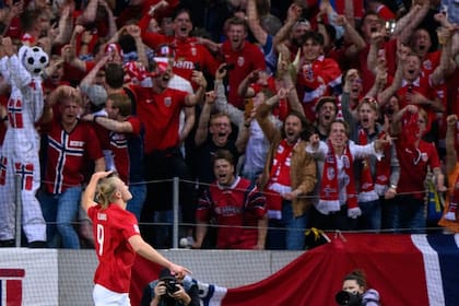 El delantero del Manchester City, Erling Haaland, fue protagonista de la victoria de Noruega ante Suecia con un doblete