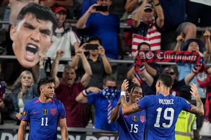 El delantero estadounidense Brandon Vázquez (19) celebra su gol contra Canadá con sus compañeros durante un partido de cuartos de final de la Copa Oro de la CONCACAF, el domingo 9 de julio de 2023, en Cincinnati. (Foto AP/Michael Conroy)