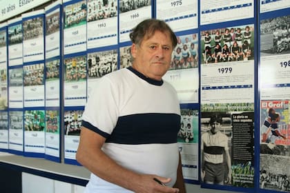 El delantero firmó una imagen suya con la remera de Gimnasia