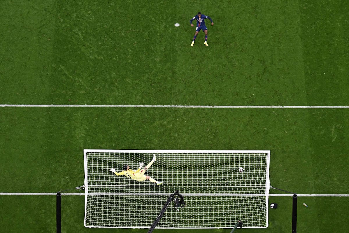 El delantero francés del Paris Saint-Germain, Ousmane Dembélé anotó el gol del empate desde el punto de penalti ante el arquero español del Arsenal, David Raya