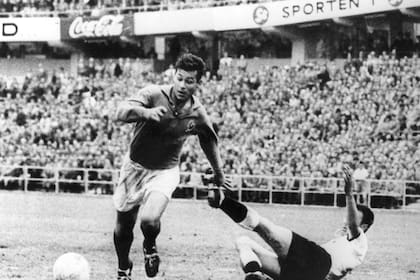 El delantero francés Just Fontaine anotó tres goles en el partido de la Copa del Mundo por el tercer puesto contra Alemania, el 28 de junio de 1958 en Gotemburgo, Suecia.