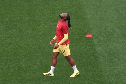 El delantero ghanés Antoine Semenyo realiza el calentamiento previo en el césped del Estadio Filadelfia