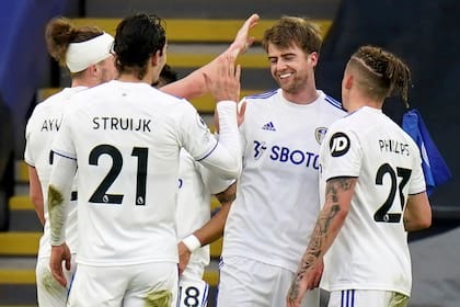 El delantero inglés del Leeds United Patrick Bamford (2do derecha) celebra anotar el segundo gol de su equipo durante el partido de fútbol de la Premier League inglesa entre Leicester City y Leeds United en el King Power Stadium de Leicester, en el centro de Inglaterra, el 31 de enero de 2021