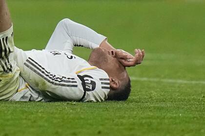 El delantero Kylian Mbappé, del Real Madrid, se lesionó a 45 días del Mundial