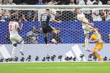 El delantero Lautaro Martínez #22, de Argentina, controla la pelota durante el partido del entre Inglaterra y Argentina en el de Atlanta, Georgia, Estados Unidos, el 15 de julio de 2026.