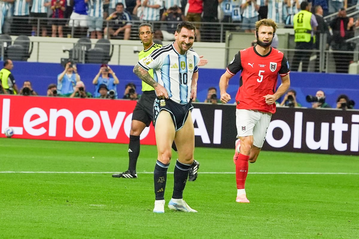 El delantero Lionel Messi #10, de Argentina, hace un gesto durante el partido del entre Argentina y Austria en el de Dallas, Texas, Estados Unidos, el 22 de junio de 2026.