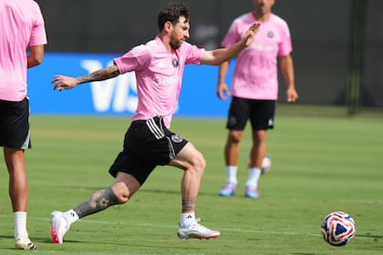 El delantero Lionel Messi participa en un entrenamiento del Inter Miami, el viernes 13 de junio de 2025, en Fort Lauderdale, Florida, en la víspera del debut en el Mundial de Clubes. (AP Foto/Lynne Sladky)