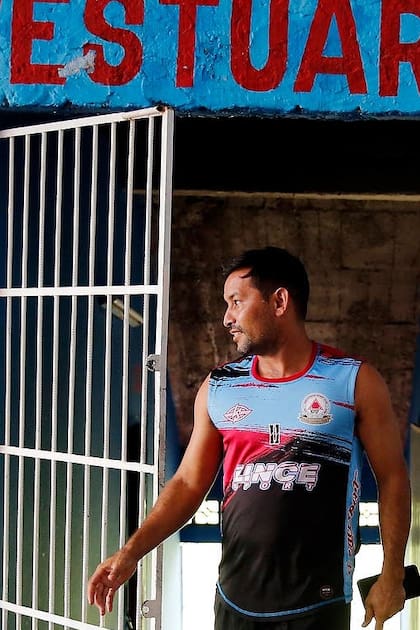 El delantero Nicolás Caballero del Resistencia Football Club, de segunda división, sale del vestuario de su club en Asunción. Este jugador de 32 años ahora tiene un puesto callejero de asado