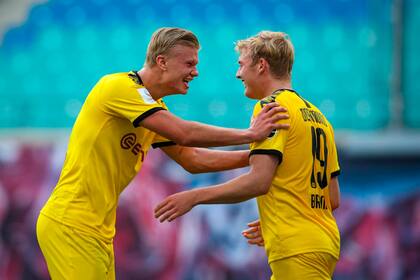 Erling Haaland festeja con su compañero Julian Brandt uno de sus dos goles en el partido entre Borussia Dortmund y Leipzig, que los amarillos ganaron por 2 a 0 con dos tantos del delantero noruego.