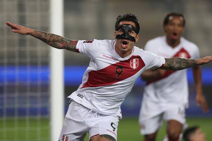 El delantero peruano Gianluca Lapadula celebra tras anotar un gol en la victoria 3-0 ante Bolivia por las eliminatorias del Mundial, el jueves 11 de noviembre de 2021, en Lima. (Sebastián Castañeda/Pool vía AP)