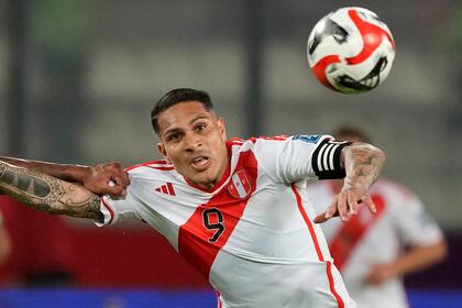 El delantero peruano Paolo Guerrero durante el partido contra Brasil por las eliminatorias del Mundial, el martes 12 de septiembre de 2023, en Lima. (AP Foto/Guadalupe Pardo)
