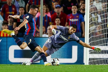 El delantero polaco convierte el primer gol de Barcelona en el 3-0 a Villarreal; el argentino Gerónimo Rulli no puede hacer nada para evitarlo