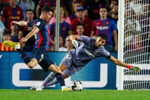 El delantero polaco convierte el primer gol de Barcelona en el 3-0 a Villarreal; el argentino Gerónimo Rulli no puede hacer nada para evitarlo