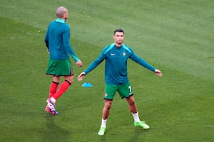 El delantero portugués Cristiano Ronaldo (7) calienta previo al partido contra la República Checa por el Grupo F de la Eurocopa, el martes 18 de junio de 2024, en Leipzig. (AP Foto/Sergei Grits)