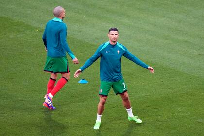 El delantero portugués Cristiano Ronaldo (7) calienta previo al partido contra la República Checa por el Grupo F de la Eurocopa, el martes 18 de junio de 2024, en Leipzig. (AP Foto/Sergei Grits)