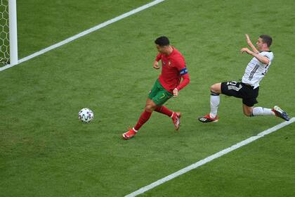 El delantero portugués Cristiano Ronaldo anota su gol durante el partido del Grupo F de la UEFA EURO 2020 entre Portugal y Alemania