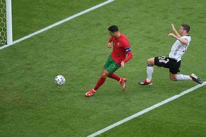 El delantero portugués Cristiano Ronaldo anota su gol durante el partido del Grupo F de la UEFA EURO 2020 entre Portugal y Alemania