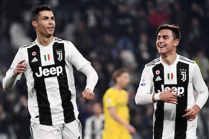 El delantero portugués de la Juventus, Cristiano Ronaldo, celebra con el delantero argentino de la Juventus, Paulo Dybala, después de anotar durante el partido de fútbol de la Serie A italiana Juventus vs Frosinone el 15 de febrero de 2019 en el estadio de la Juventus en Turín
