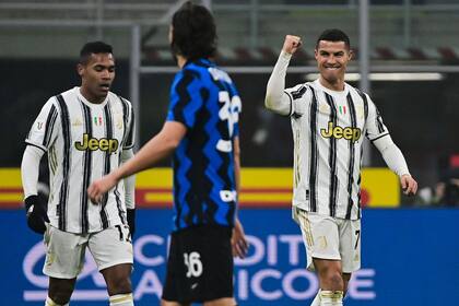 El delantero portugués de la Juventus Cristiano Ronaldo celebra tras marcar su segundo gol durante la Copa de Italia