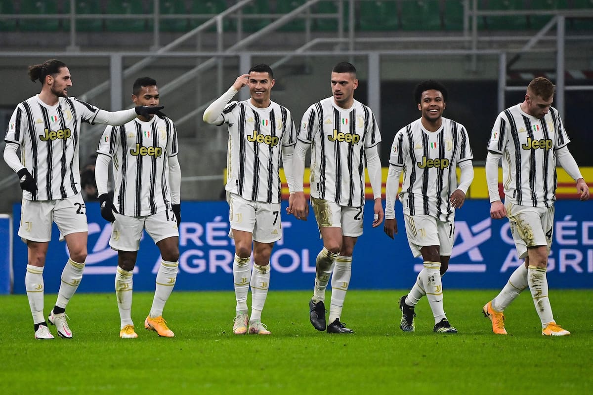 El delantero portugués de la Juventus Cristiano Ronaldo celebra tras anotar su segundo gol durante la Copa de Italia