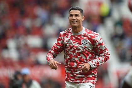 El delantero portugués del Manchester United, Cristiano Ronaldo, se calienta antes del debut