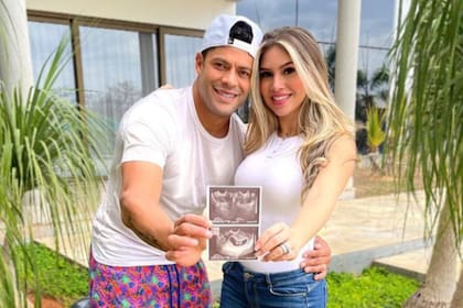 El delantero publicó varias fotos junto a Camila, en las cuales se puede observar a la pareja sostener con gran felicidad la ecografía de su futuro bebé