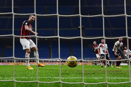 El delantero sueco Zlatan Ibrahimovic convierte su segundo gol durante el partido que disputaron el Milan y el Crotone.