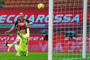 El delantero sueco Zlatan Ibrahimovic convierte su primer gol durante el partido que disputaron el Milan y el Crotone.