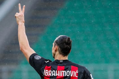 El delantero sueco Zlatan Ibrahimovic festeja su segundo gol durante el partido que disputaron el Milan y el Crotone.