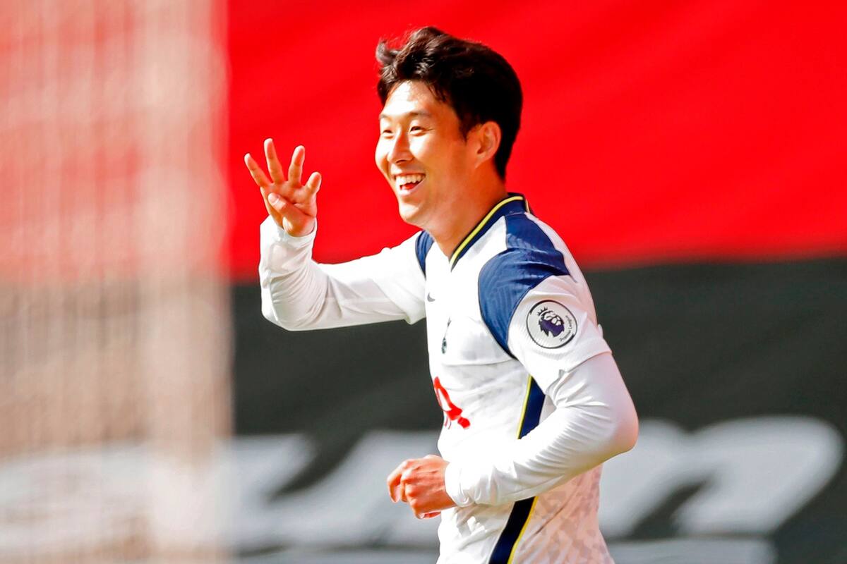El delantero surcoreano del Tottenham Hotspur, Son Heung-Min, festeja su cuarto gol durante el partido de fútbol de la Premier League inglesa entre Southampton y Tottenham Hotspur en el estadio St Marys en Southampton, sur de Inglaterra, el 20 de septiembre de 2020.